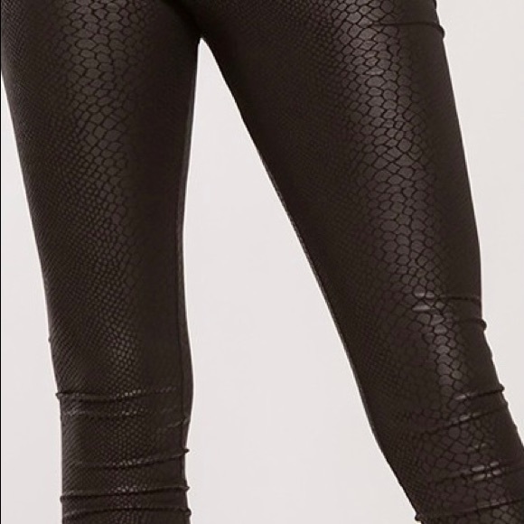 Snakeskin Pattern Embossed Leggings Black - Picture 4 of 7